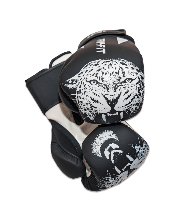 Ein Paar schwarze Boxhandschuhe mit einem weißen, brüllenden Tigergesicht auf der Vorderseite.
