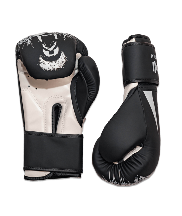 Ein Paar schwarz-weiße Boxhandschuhe mit einem Tigergesicht, eine Handfläche nach oben und eine nach unten.