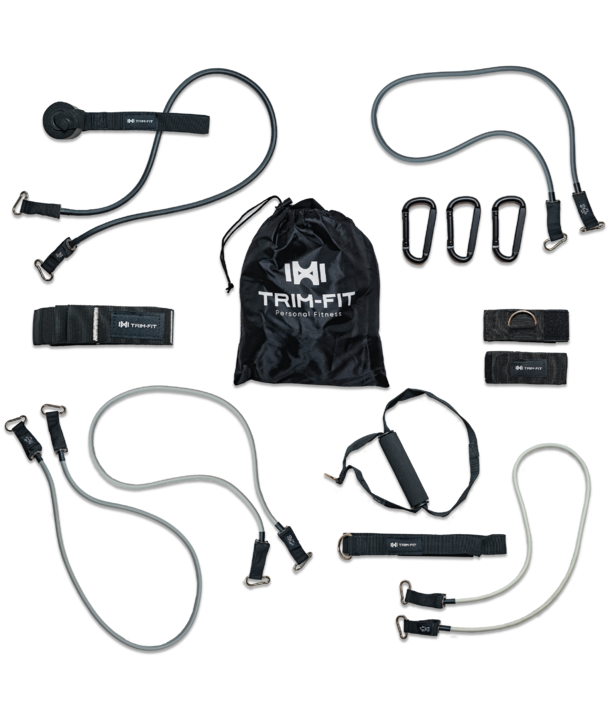Trim-Fit-Widerstandsband-Set mit Griffen, Riemen, Karabinern und einer schwarzen Aufbewahrungstasche auf weißem Hintergrund.