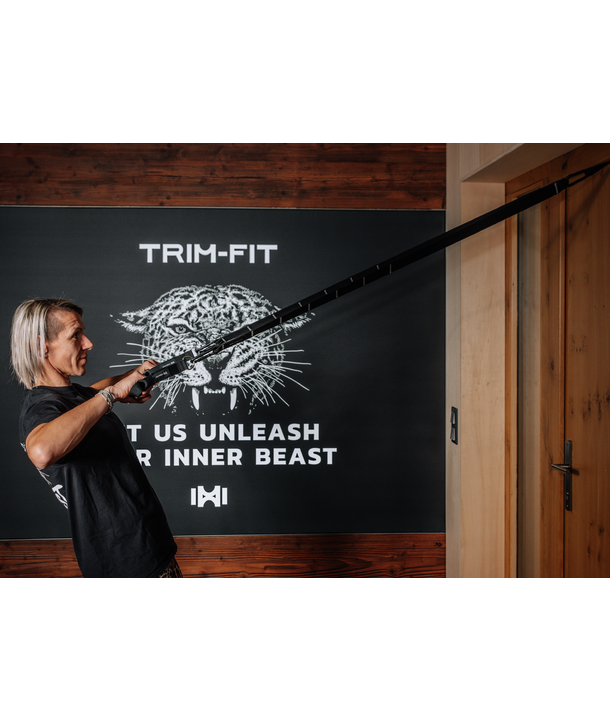 Person mit Widerstandsbändern, die an einer Tür verankert sind, mit einem Motivationsschild 