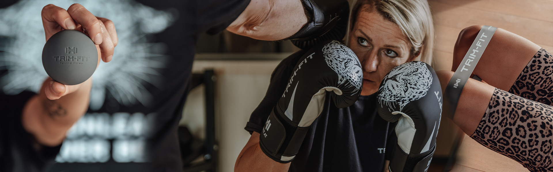 Frau mit Boxhandschuhen trainiert in einer Halle; Nahaufnahme einer Hand, die einen runden Gegenstand der Marke Trimfit hält.