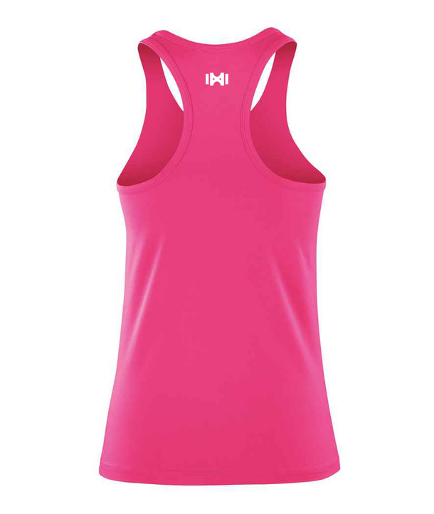 Leuchtend rosafarbenes Racerback-Tank-Top, von hinten gesehen, mit einem kleinen weißen Logo unterhalb des Halsausschnitts.