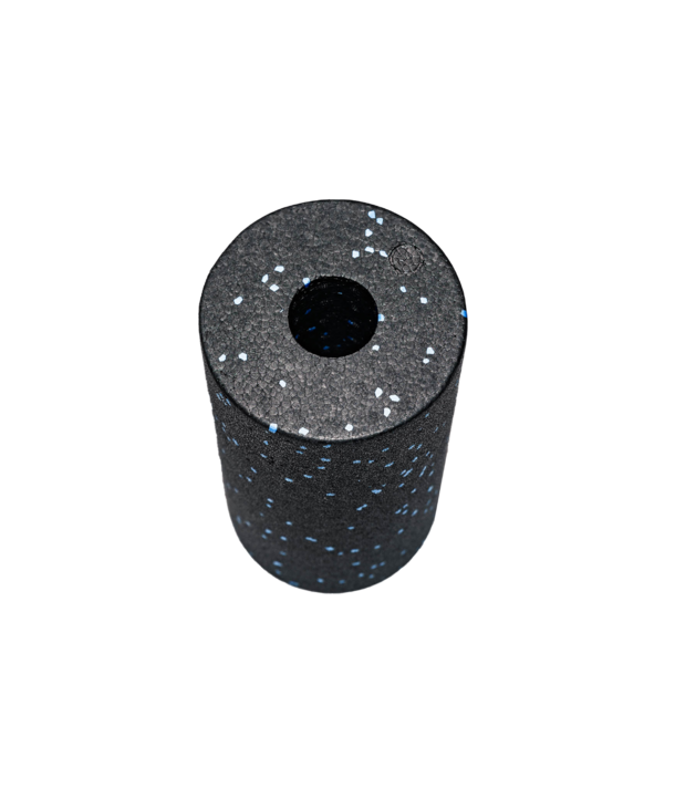Zylindrische schwarze Schaumstoffrolle mit blauen und weißen Sprenkeln und einem Loch in der Mitte, auf weißem Hintergrund.