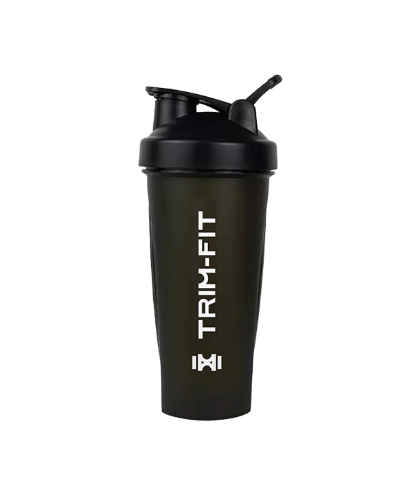 Schwarze Trim-Fit-Proteinshaker-Flasche mit Klappdeckel und weißem Logotext auf der Vorderseite.