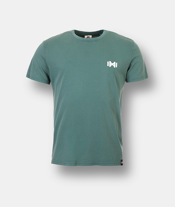 Grünes Kurzarm-T-Shirt mit einem kleinen weißen Logo auf der linken Brust, das auf einem einfarbigen Hintergrund abgebildet ist.