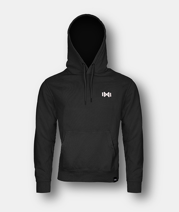 Schwarzer Kapuzenpulli mit einer Vordertasche und einem kleinen weißen, geometrischen Logo auf der linken Brust, das auf einem leeren Hintergrund abgebildet ist.