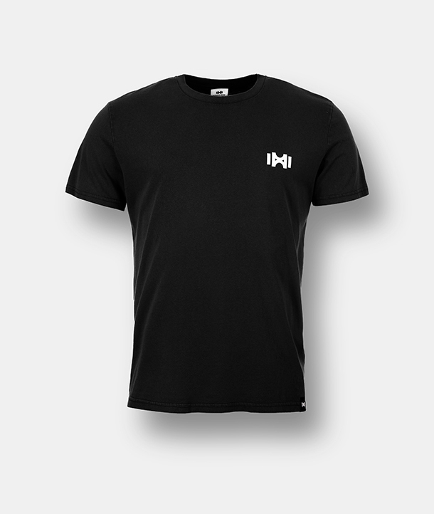 Schwarzes Kurzarm-T-Shirt mit einem kleinen weißen geometrischen Logo auf der linken oberen Brust.