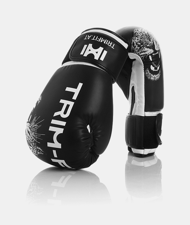 Schwarze Boxhandschuhe mit weißem TRIIM-FI Text und einer wilden Löwenillustration, isoliert auf einem weißen Hintergrund.