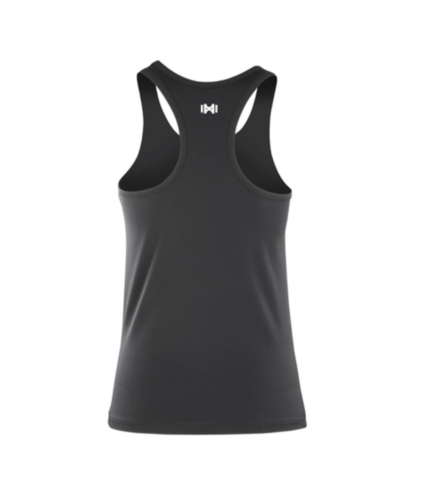 Schwarzes Racerback-Tank-Top mit einem kleinen weißen Logo mittig auf dem oberen Rücken, abgebildet auf einem einfarbigen Hintergrund.