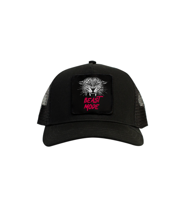 Schwarze Mesh-Trucker-Cap mit einem Aufnäher, der eine brüllende Bestie und den Schriftzug BEAST MODE in Pink zeigt.