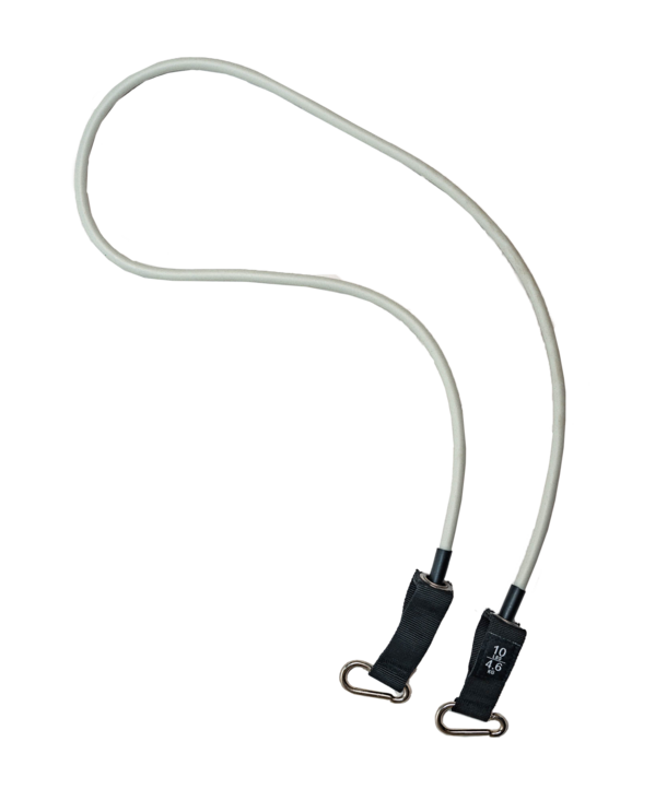 Ein Paar graue elastische Bungee-Schnüre mit schwarzen Haken an jedem Ende, isoliert auf einem weißen Hintergrund.