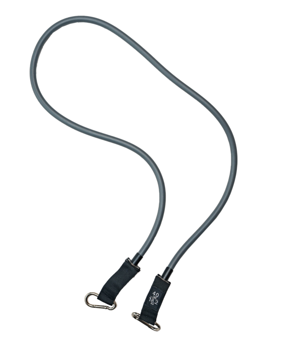 Ein schwarzes Widerstandsband mit Metallclips an beiden Enden, das auf einem weißen Hintergrund liegt.