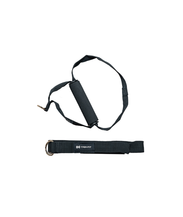 Ein schwarzes Fitnessband und ein Griff mit Metallringen auf einem schlichten weißen Hintergrund.