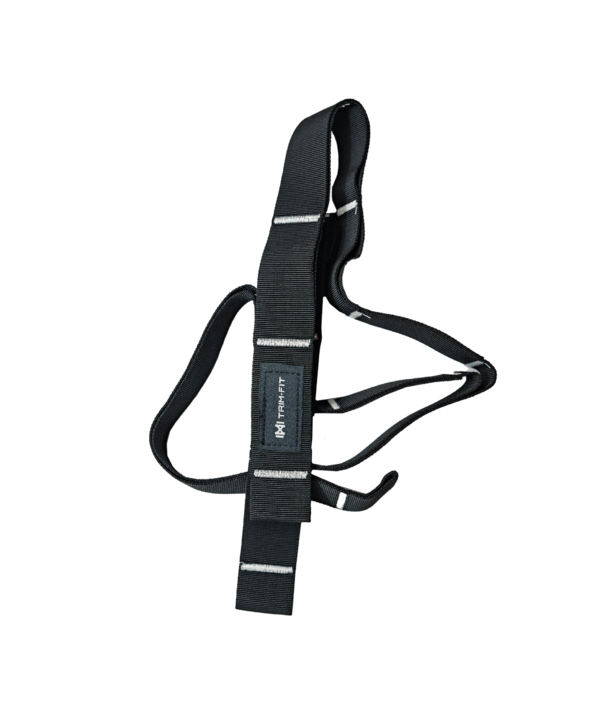 Ein schwarzer, verstellbarer Schultergurt mit Reflexstreifen und gepolstertem Bereich.
