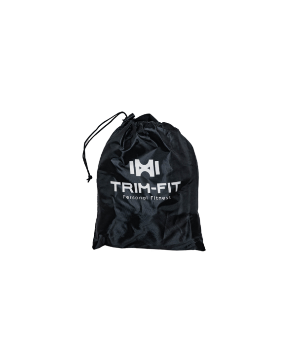 Ein schwarzer Kordelzugbeutel mit weißem TRIM-FIT Personal Fitness-Logo auf der Vorderseite.