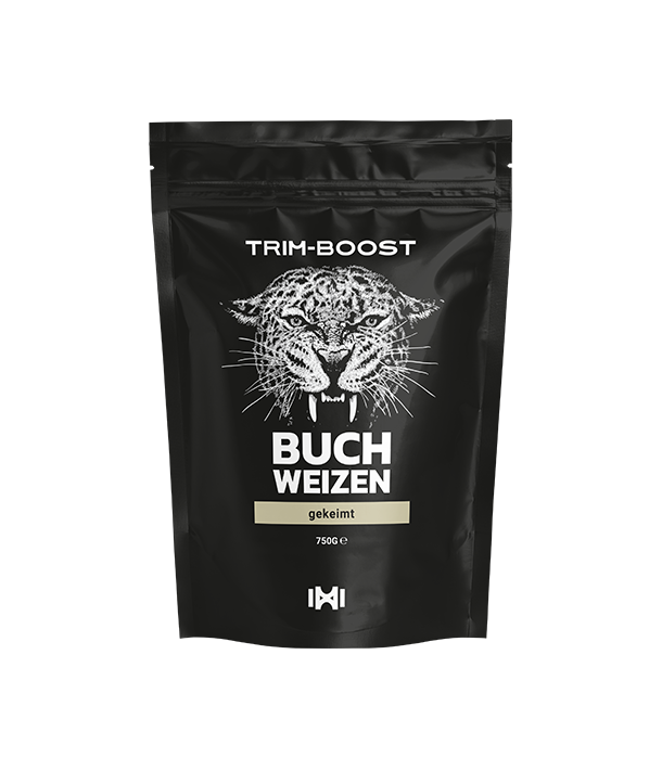 Ein schwarzer Beutel mit der Aufschrift TRIM-BOOST BUCHWEIZEN und einer weißen Tigergesichtsgrafik auf der Vorderseite.