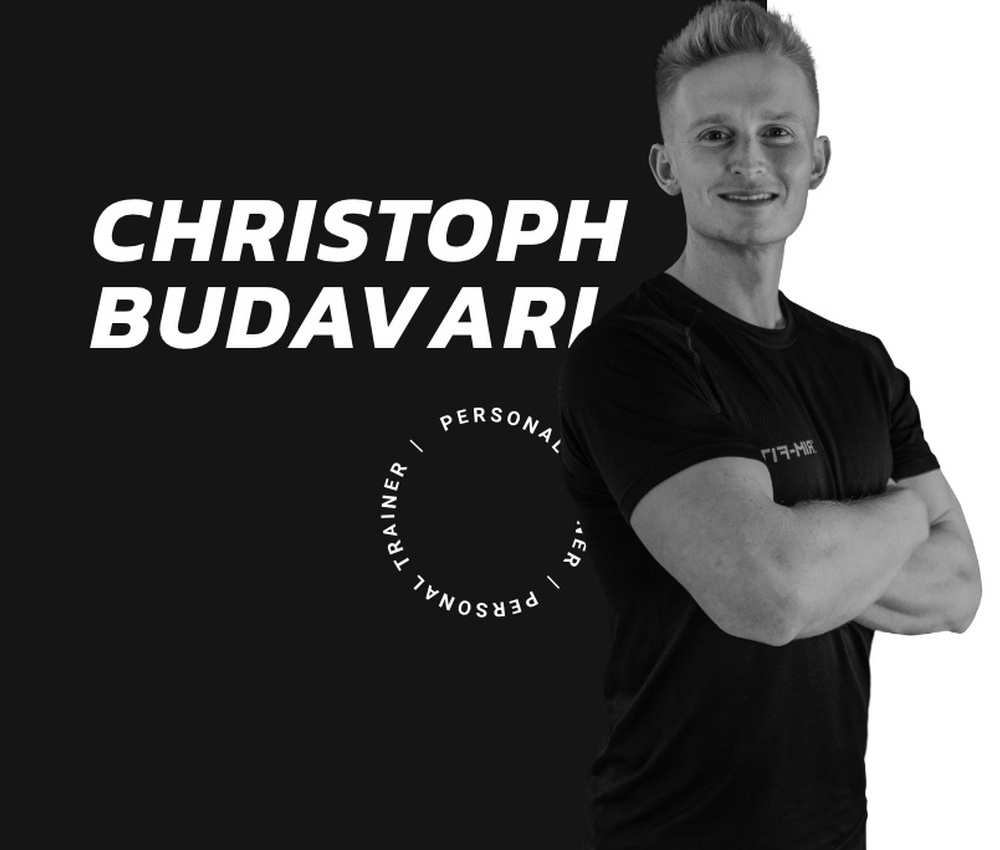 Ein Mann in einem schwarzen Hemd steht mit verschränkten Armen neben einem fettgedruckten Text: 'CHRISTOPH BUDAVARI.'.