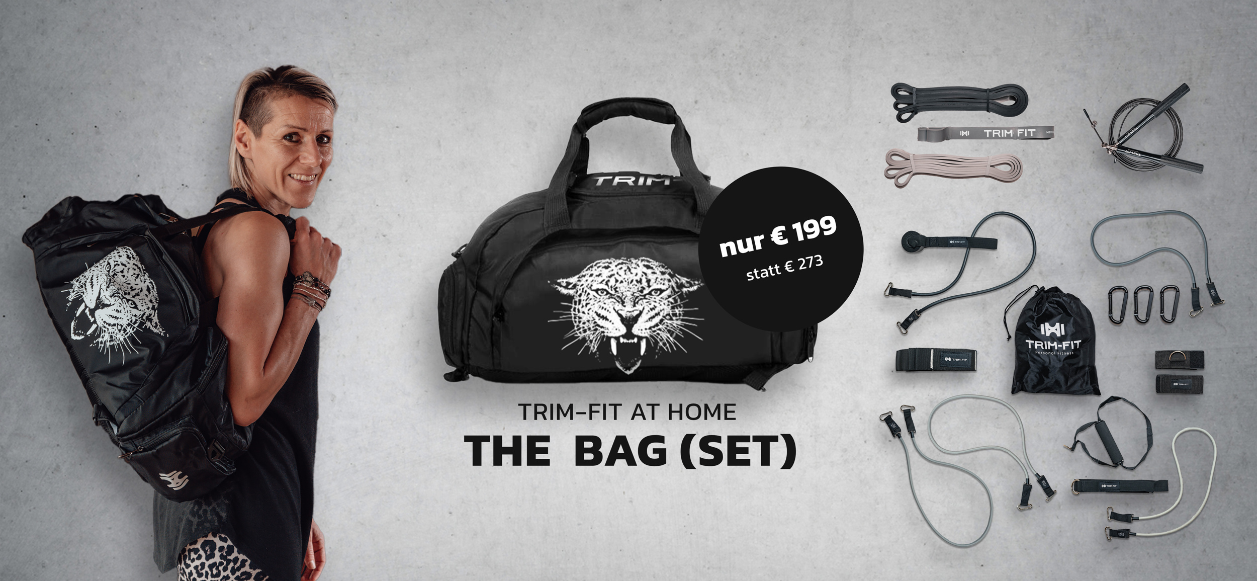 Lächelnde Person mit TRIM-FIT Sporttasche; Tasche und Fitnessgeräte-Set auf weißem Hintergrund.