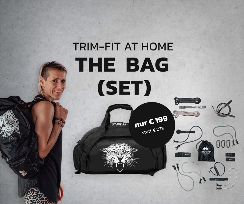 Lächelnde Person, die eine schwarze Sporttasche trägt, mit Trainingsgeräten und dem Text THE BAG (SET), Preis 199 €.